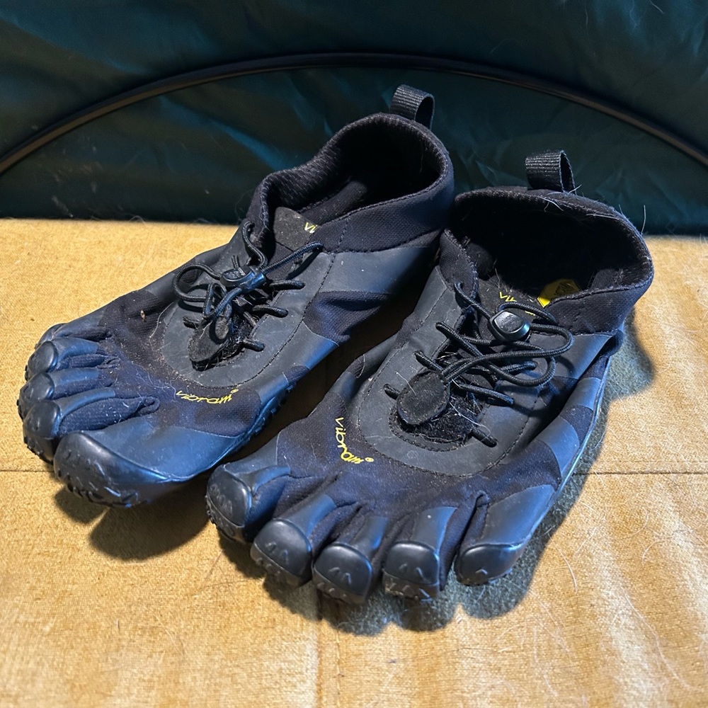 Men’s Vibram Fivefinger Toe Shoes Size 40/8-8.5 Great Conditionn
